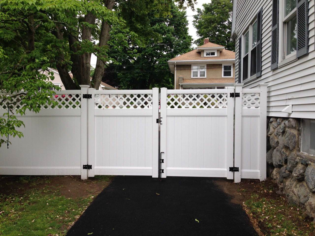 Clôture en PVC : une amélioration esthétique et sans entretien pour votre jardin